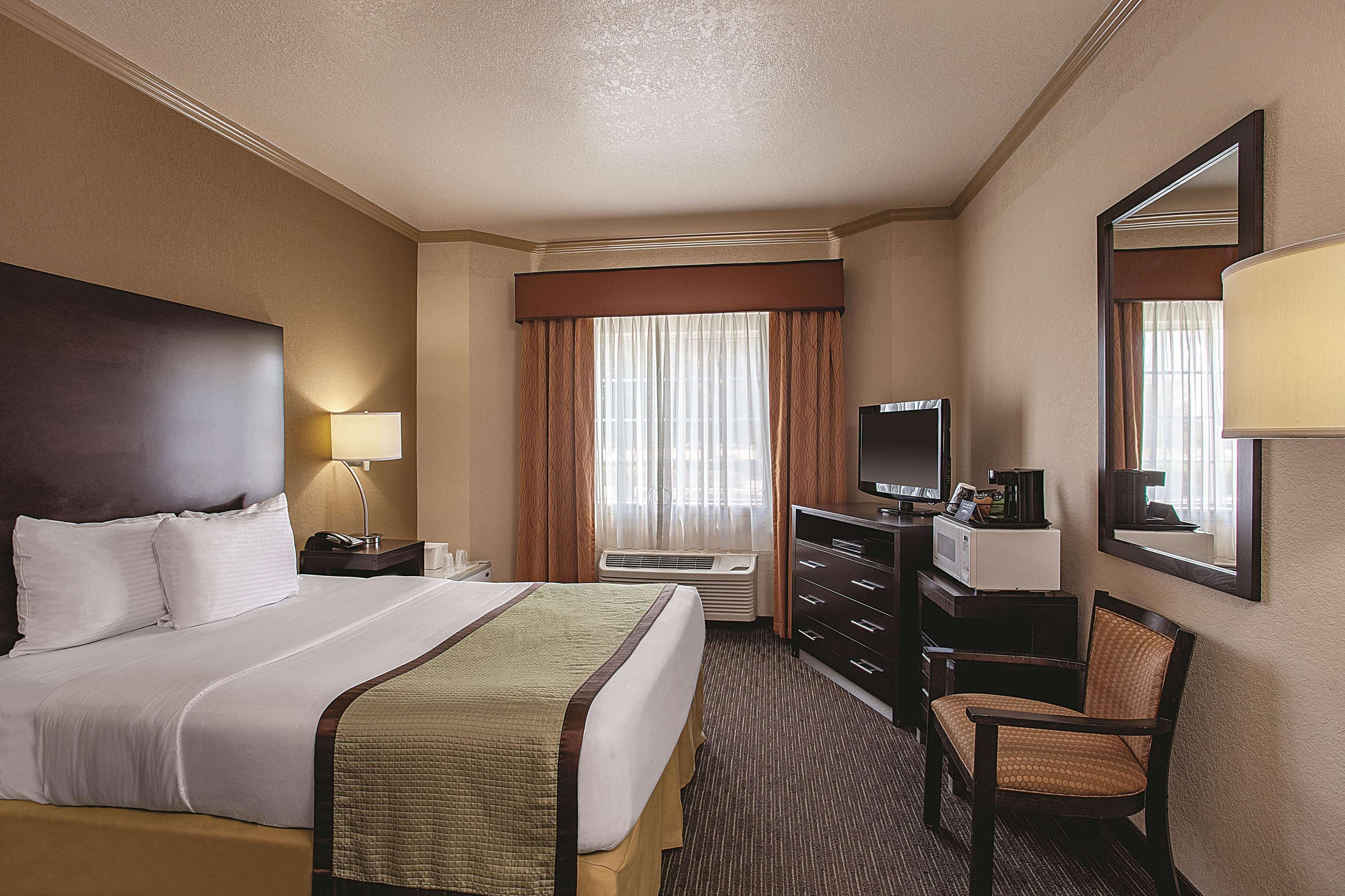 La Quinta By Wyndham Davis Hotel Exterior photo