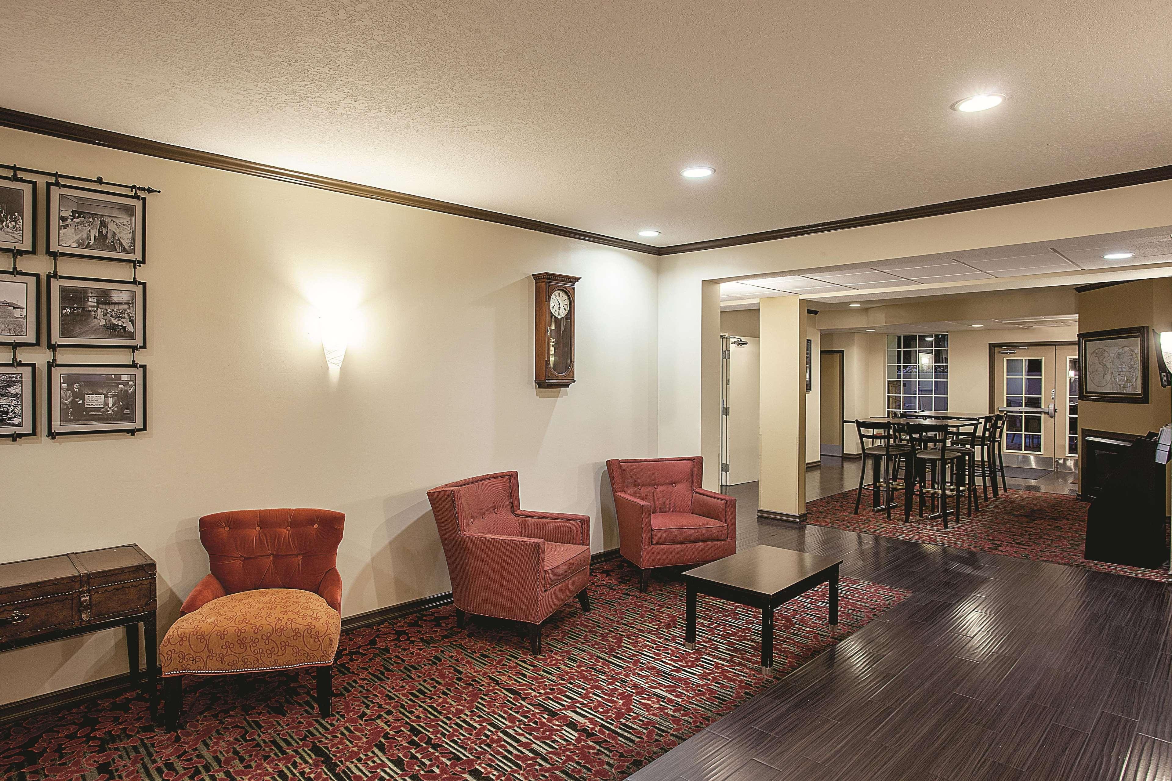 La Quinta By Wyndham Davis Hotel Exterior photo