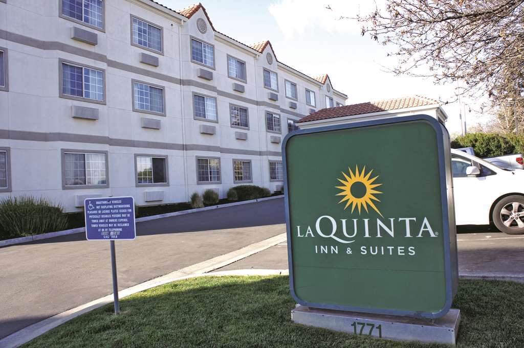 La Quinta By Wyndham Davis Hotel Exterior photo